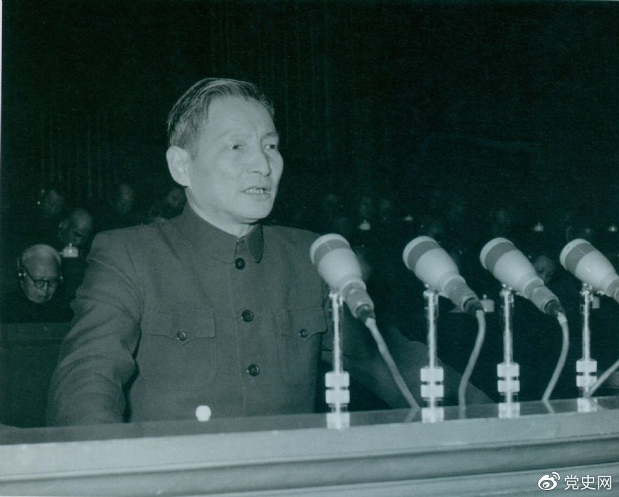 1956年12月，陳云在中華工商業(yè)聯(lián)合會第二屆會員代表大會上作報告。