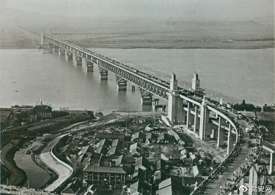 1968年12月29日， 南京長江大橋全面建成通車。這是當(dāng)時中國自行設(shè)計(jì)建造的最大的鐵路、公路兩用橋。