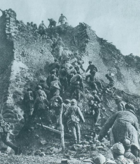 1948年12月，人民解放軍向新保安守?cái)嘲l(fā)起攻擊。這是解放軍戰(zhàn)士登上新保安城頭。 